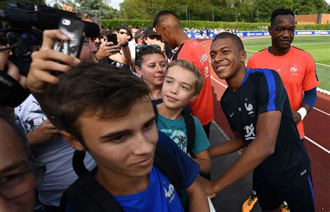 Three years ago france and kylian mbappe bin dey top of di world. Kylian Mbappé going home to Paris with sights on Neymar ...