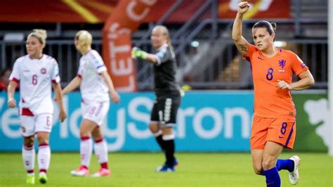 Patroon voetbal liniaal zwarte potloden of stiften. Nederlandse vrouwen op drempel van kwartfinales EK | NOS