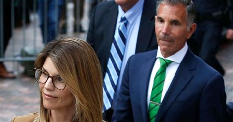 lori loughlin to plead guilty in college admissions scandal agrees to serve two months in