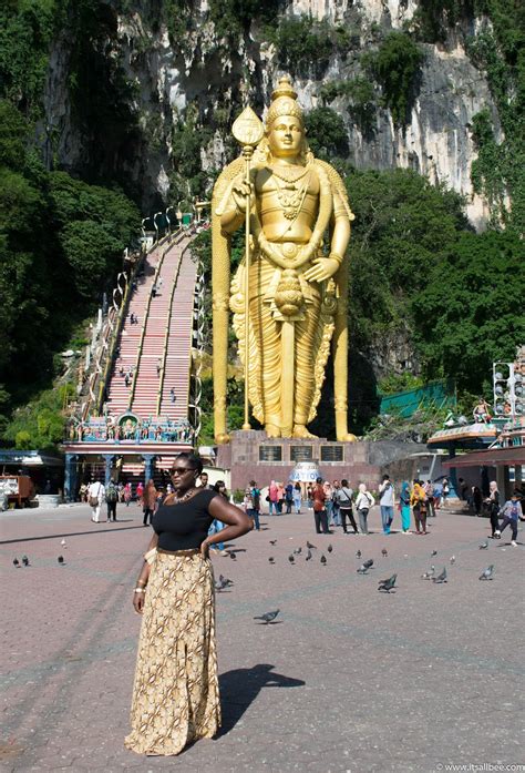 Golden statue of the batu caves, malaysia | irene navarro / © culture trip. Guide To Malaysia's Batu Caves - Dress Code, Entrance Fee ...
