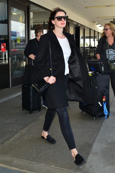 Photo Exclusif Anne Hathaway Arrive à Laéroport De Los Angeles