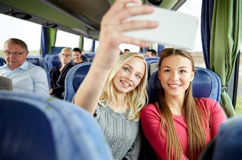 Femmes Prenant Le Selfie Par Le Smartphone Dans Lautobus De Voyage