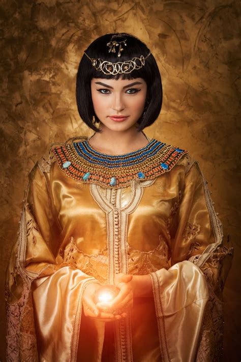 Mooie Vrouw Zoals Egyptische Koningin Cleopatra Met Kop Op Gouden Achtergrond Stock Foto Image