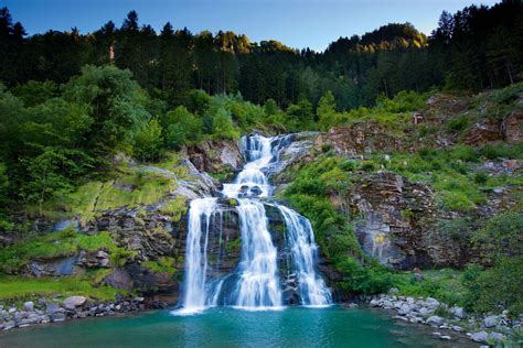 Schweizer Wasserfälle Naturspektakel Und Abkühlung Im Sommer