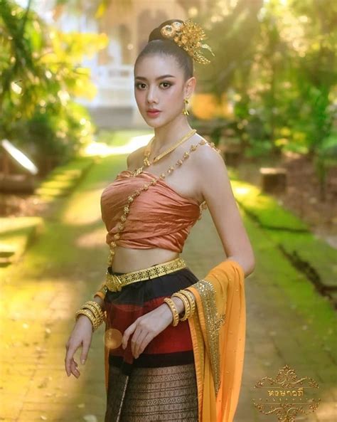 ปักพินโดย peddo ใน thai dress นางแบบ ชุด ผู้หญิง