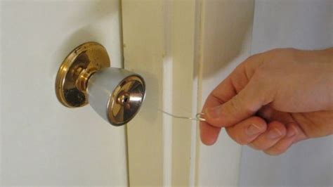 How to pick a lock with a paperclip. Wie Öffnet Man Eine Verschlossene Tür Ohne Schlüssel Wie Öffnet man Eine Verschlossene Tür Ohne ...