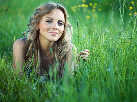 デスクトップ壁紙 日光 森林 女性 モデル 目 長い髪 フィールド 緑 唇 肌 花 工場 女の子 美しさ 眼 草原 芝生 生息地 自然環境 肖像写真