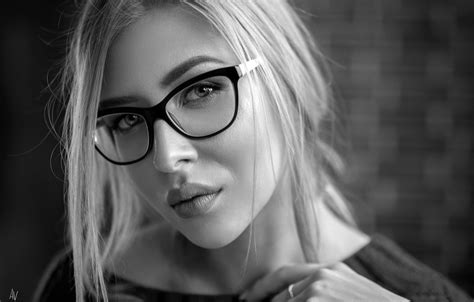 Обои взгляд девушка портрет очки блондинка черно белое красивая боке Andrey Vechkenzin