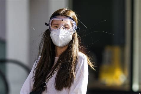 Ketika berdepan pandemik seperti sekarang, ke mana pun kita pergi diwajibkan memakai mask. 5 Cara Mengatasi Jerawat setelah Pakai Masker | Hidrasi ...