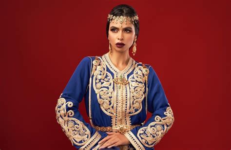 Limage contient peut être une personne ou plus et gros plan Fashion Caftan Saree