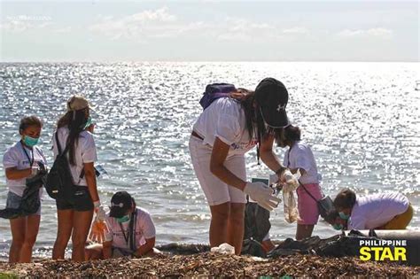 WATCH Volunteers Start Cleanup On First Day Of Boracay Closure Philstar Com