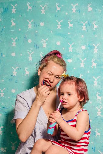Sikat Gigi Ibu Mengajari Seorang Putri Kecil Untuk Menyikat Gigi Foto