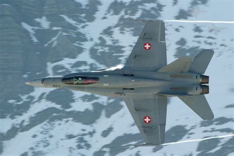 Η ελβετία είναι χώρα της κεντρικής ευρώπης. Ελβετία: Ενδιάμεση λύση για τα F-18 προ του νέου μαχητικού ...