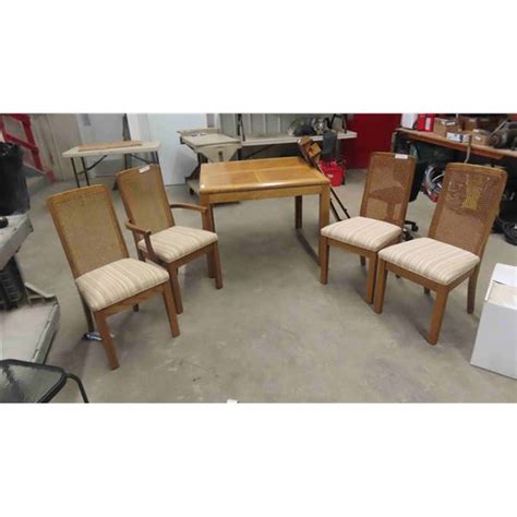 Oak Table 30 X 40 X40 With 2 18 Leaves 4 Chairs 1 Is Arm Chair
