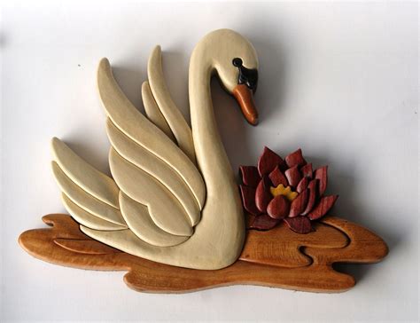 Talla De Madera Del Pájaro Cisne Y Floración Por Entwoodcrafts Bird