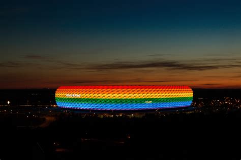 The allianz arena can be illuminated in the colors white, red and blue. Fotospot: Allianz Arena in München