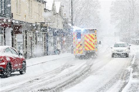 uk snow forecast latest met office ice warnings as snow showers hit britain weather news