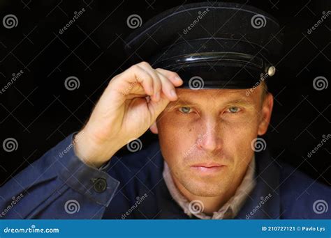 Retrato De Un Joven Trabajador Con Un Uniforme Viejo Imagen De Archivo