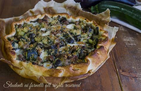 Le melanzane possono essere preparate al forno, in padella, come contorno e per delle ricette light. Torta salata con zucchine salsiccia e melanzane, ricetta