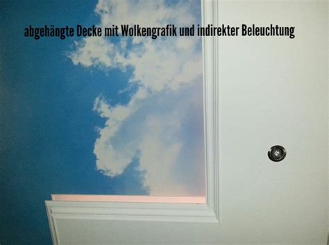 Im zuge eines hauskaufs oder einer wohnungsrenovierung lassen sich nicht nur wände und böden gestalten. Abgehangene Decke mit Wolkenbild und indirekter ...