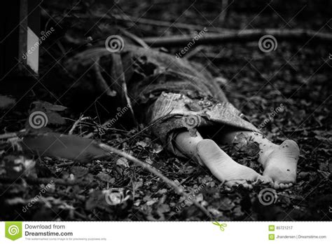 We walked proudly among these streets. Bare Feet Of Wrapped Up Dead Body Stock Image - Image of ...