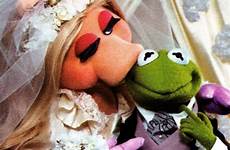 piggy kermit miss wedding frog muppets married muppet manhattan take bride couples ms famous show peggy series mrs sesame street