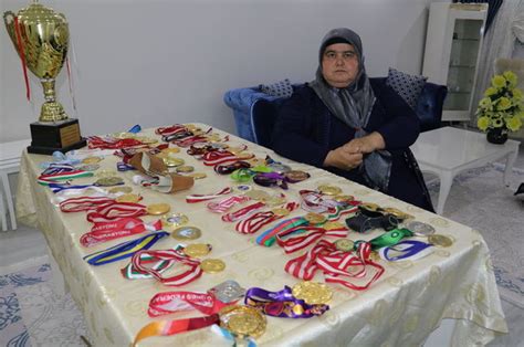 Allah'ım benim gücümü sana versin diyen anne sevgi kayaalp, heyecandan yerinde duramadı. Rıza Kayaalp'in madalyaları annesine emanet