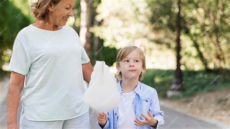 Bonne Grand Mère Et Enfant Avec Barbe à Papa Photo Premium