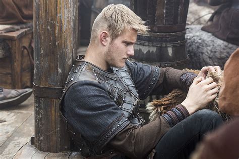 İstekleri kabul olur, bjorn şehrin kapılarından geçtiğinde birden ayaklanır ve cesurca savaşarak kapıları adamlarına açar. Fox Home: Vikings Season 2 - HBO History Channel - Ep 207 ...