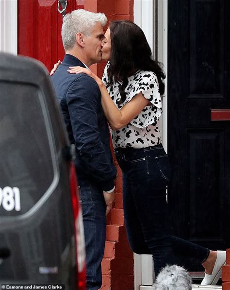 Coronation Street Spoiler Robert Preston Kisses Vicky After His Split