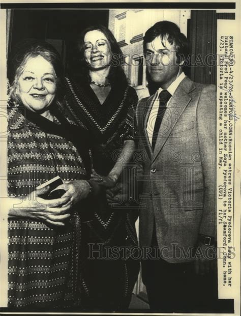 1976 Russian Actress Victoria Fyodorova Pouy With Mother And Husband