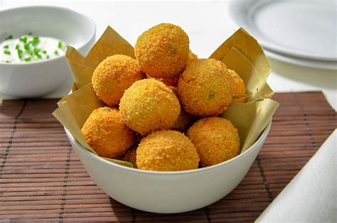 Le polpette di tonno sono un piatto ottimo per dare al menù; Ricetta Polpette di tonno - La Ricetta della Cucina Imperfetta