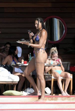 Liz Cambage In Bikini With Pals At The Eden Rock Hotel In Saint