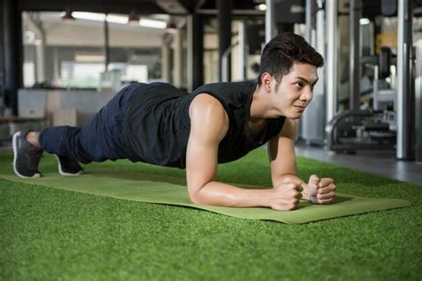 Premium Photo Portrait Of A Fitness Man Doing Planking Exercise In Gym