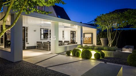 This famous house incorporates le corbusier and jeanneret's 5 standard elements of modern design: Modern Villa Garden Middelburg (2015) - Erik van Gelder | Garden Design