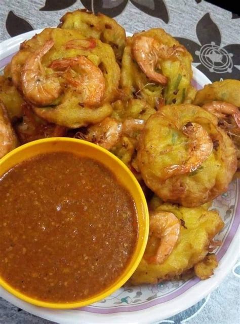 Golden crusted on the outside and bouncy inside, bustling with heaps of beans sprouts and shrimps perforating out saying hello to your temptation, how could anyone say they don't want a piping hot cucur udang? Resepi Cucur Udang Kuah Kacang (Paling Meletup) - Bidadari.My