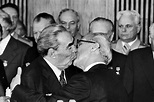 Régis Bossu ''Bruderkuss - Leonid Brezhnev und Erich Honecker am 5 ...