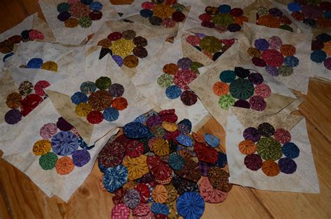 Do not put all the thread on one needle; Sew'n Wild Oaks Quilting Blog: Yo Yo Quilt