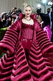 Met Gala 2022: Gigi Hadid beeindruckt in einem roten Versace-Look ...