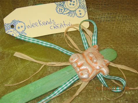 Per rendere il segnaposto di pasqua fai da te più simile a un cestino, create un manico formando una treccia con tre fili di spago lunghi almeno 6 cm, incollatene le estremità e tagliatela alla lunghezza desiderata. Week- ends CREAtivi: Segnaposto con Gesso dipinto con la Tecnica del Soft Painting