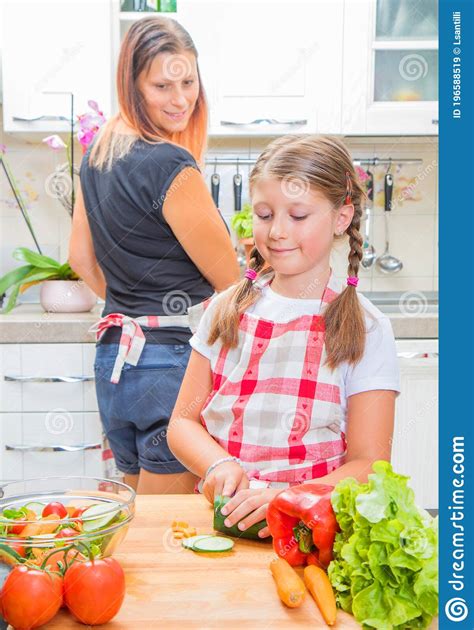 Una Madre E Hija En La Cocina Preparan Verduras Imagen De Archivo
