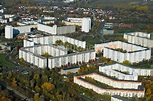 Berlin aus der Vogelperspektive: Herbstluftbild Plattenbau- Hochhaus ...