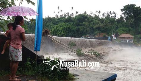 NUSABALI Tanggul Tukad Unda Jebol Diterjang Banjir