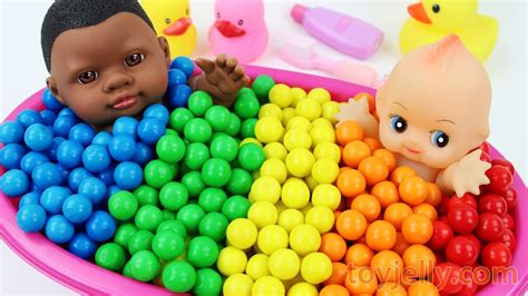 Learn Colors Baby Doll Color Kinder Joy Chocolate Bubblegum Bath Time
