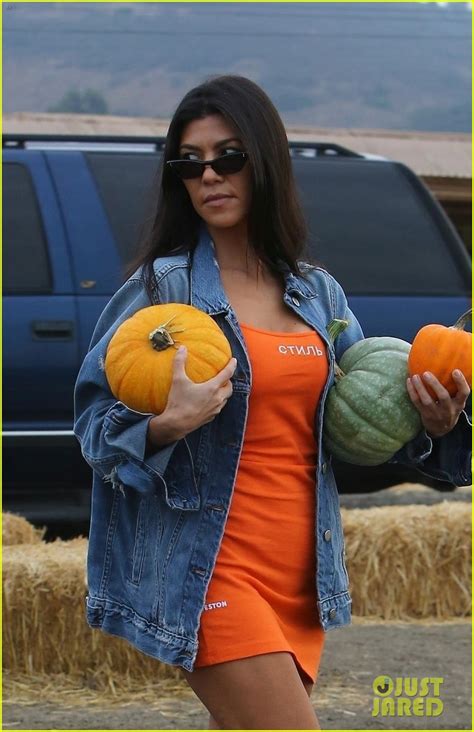 kourtney kardashian goes pumpkin picking for halloween photo 3979644 kourtney kardashian