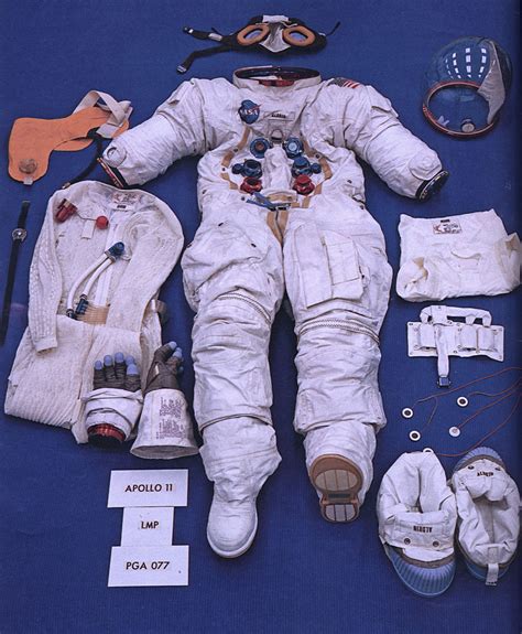 Spacesuit Fashioning Apollo Ou Comment Playtex Marcha Sur La Lune