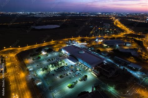 Foto aérea noturna da cidade de Paulínia Localizada no interior de São