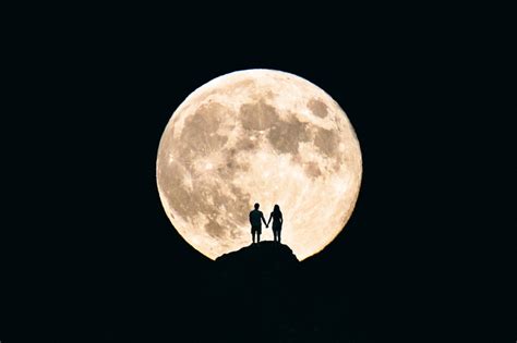 How The Full Moon Affects You And Your Relationship