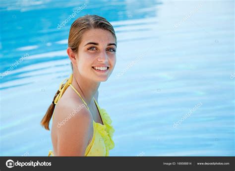Young Woman Yellow Bikini Swimming Pool Portrait — Stock Photo
