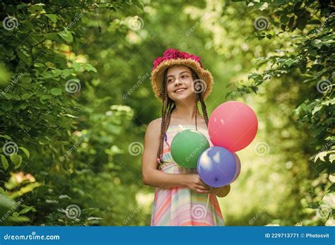 plein de joie mode enfant ressort fille aux fleurs de rose nature verte jeune fille heureuse